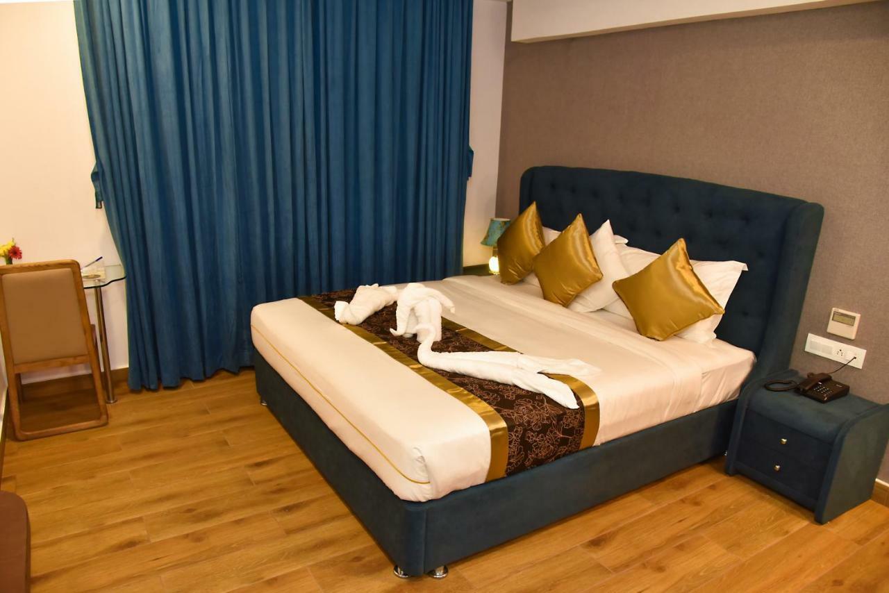 Silver Oak Hotel Mysore Buitenkant foto