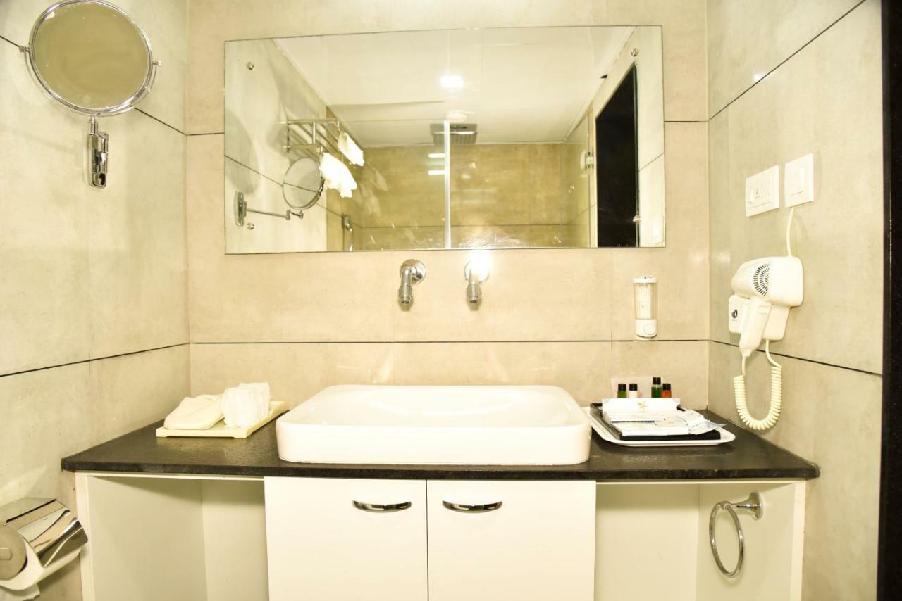 Silver Oak Hotel Mysore Buitenkant foto