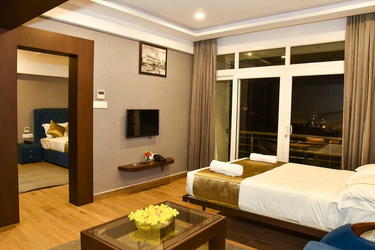 Silver Oak Hotel Mysore Buitenkant foto