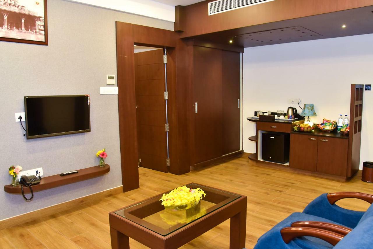 Silver Oak Hotel Mysore Buitenkant foto