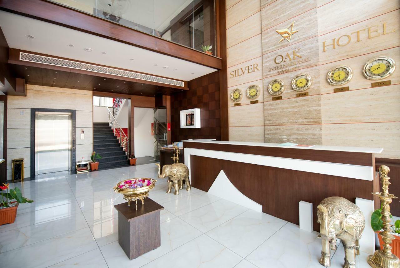 Silver Oak Hotel Mysore Buitenkant foto