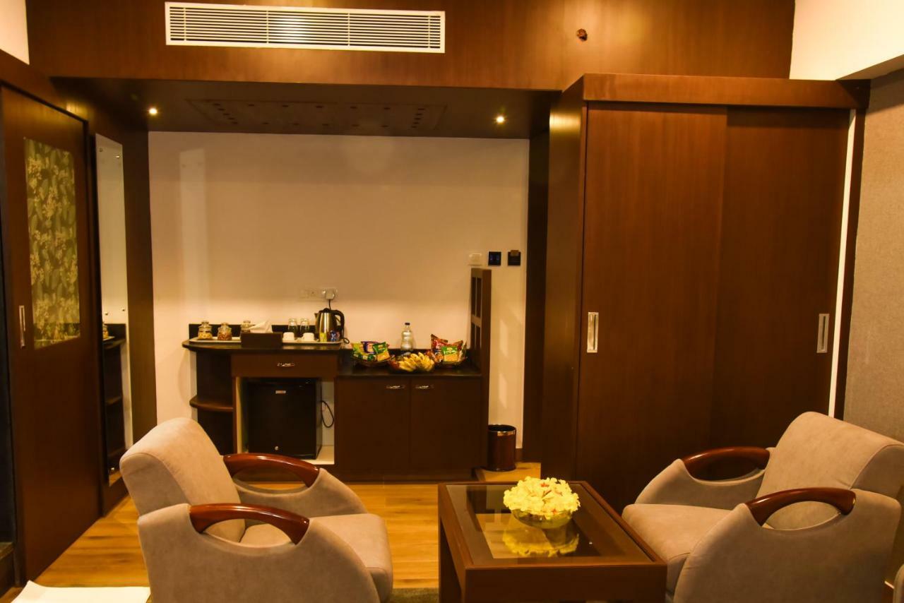Silver Oak Hotel Mysore Buitenkant foto