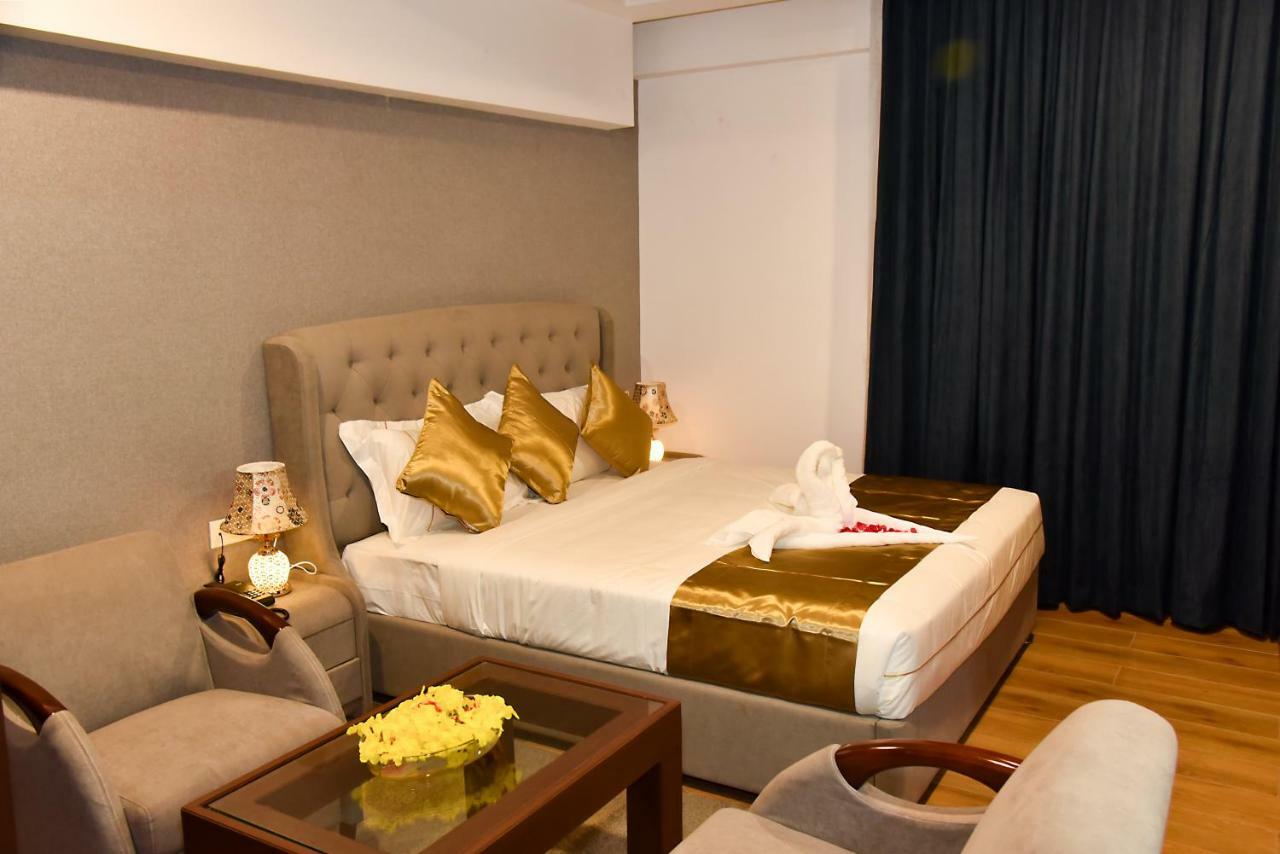 Silver Oak Hotel Mysore Buitenkant foto