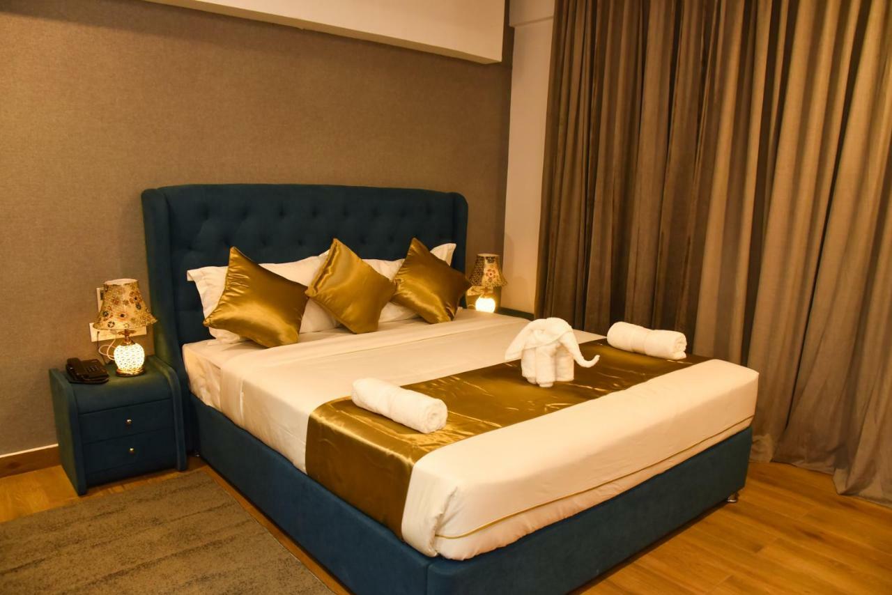 Silver Oak Hotel Mysore Buitenkant foto