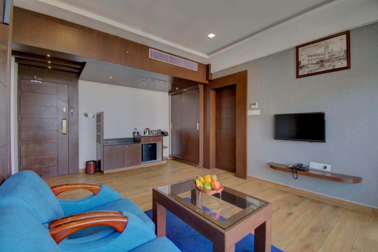Silver Oak Hotel Mysore Buitenkant foto