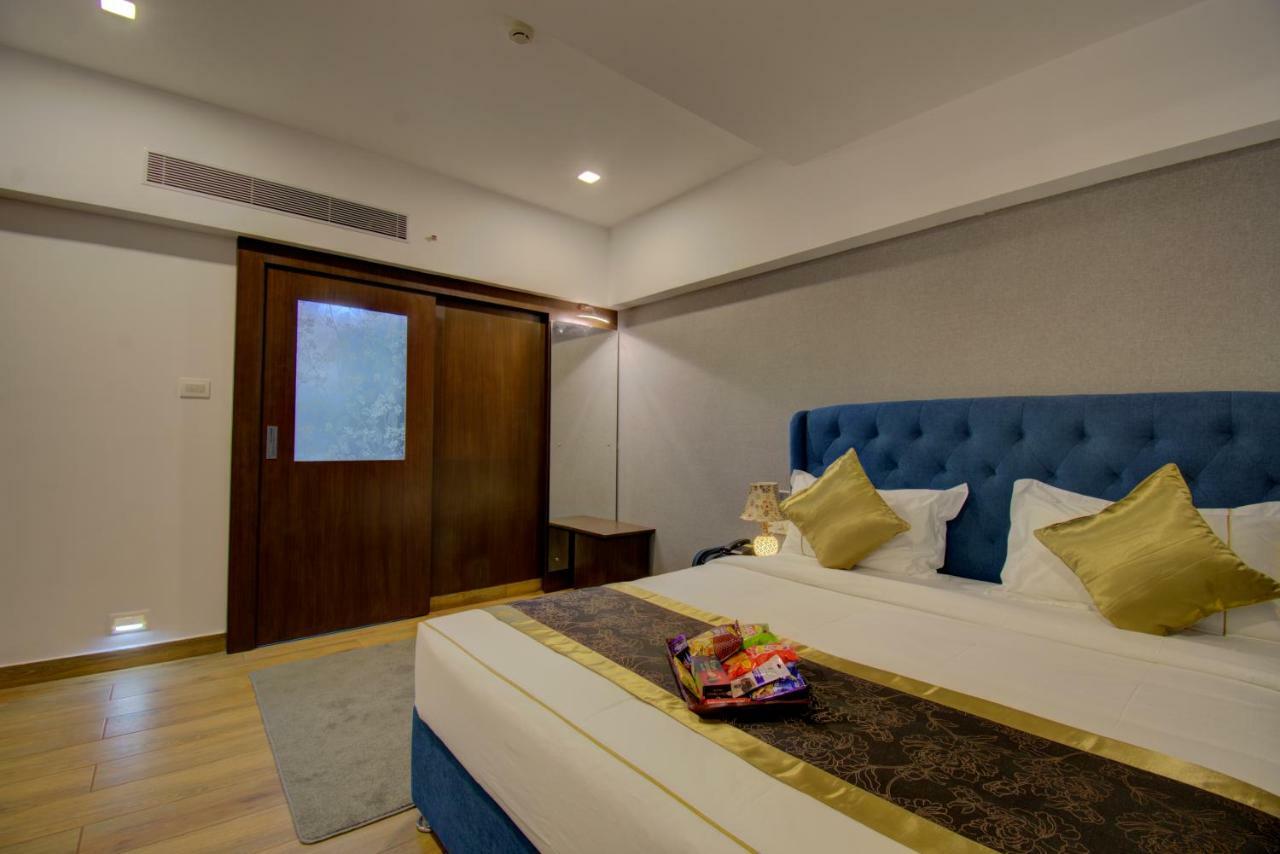 Silver Oak Hotel Mysore Buitenkant foto