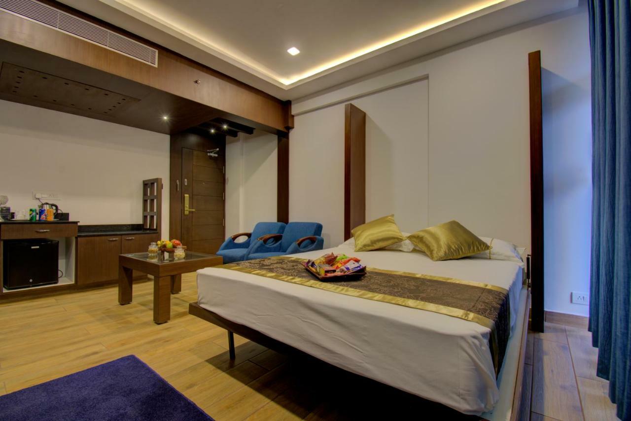 Silver Oak Hotel Mysore Buitenkant foto