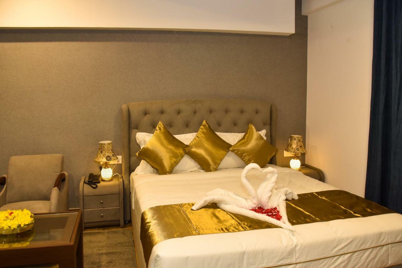 Silver Oak Hotel Mysore Buitenkant foto